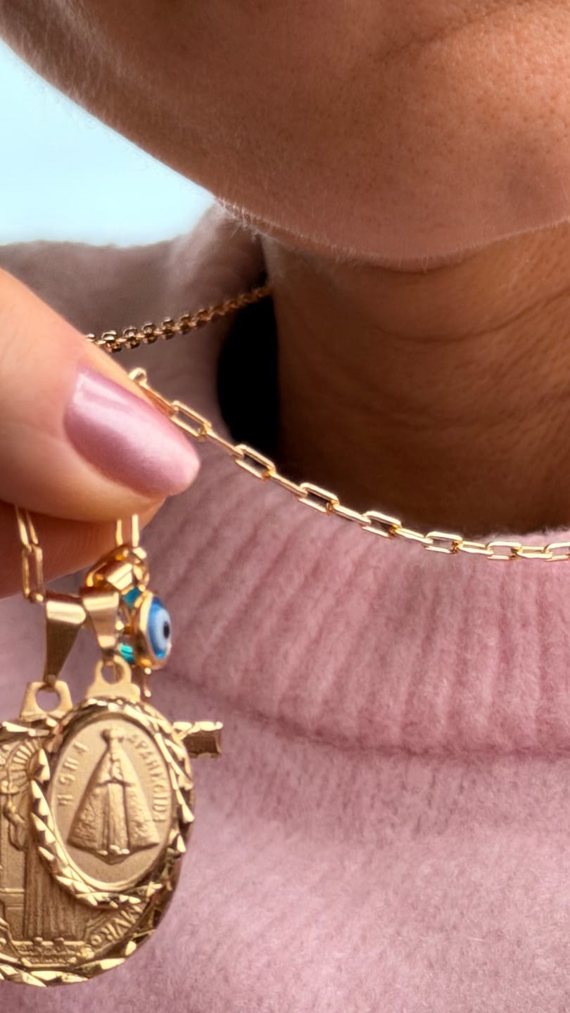 Customer photo review of Colar Longo Medalha Martha Amuletos Folheado a Ouro 18k