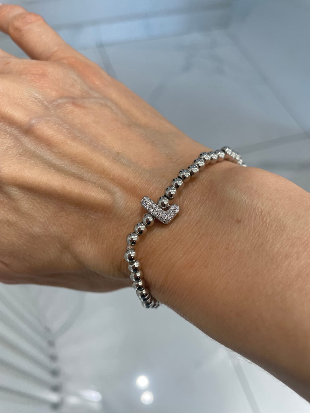 Customer photo review of Pulsera Plateada Con Inicial Mini Bubble Zirconia