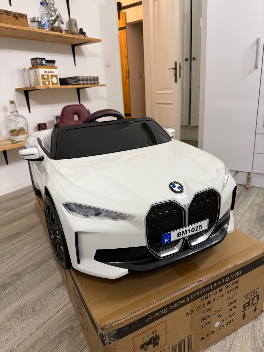 Customer photo review of Carro Elétrico para Criança BMW I4 12v BATERIA DE LITIO Branco c/ RODAS DE BORRACHA & ASSENTO EM PELE