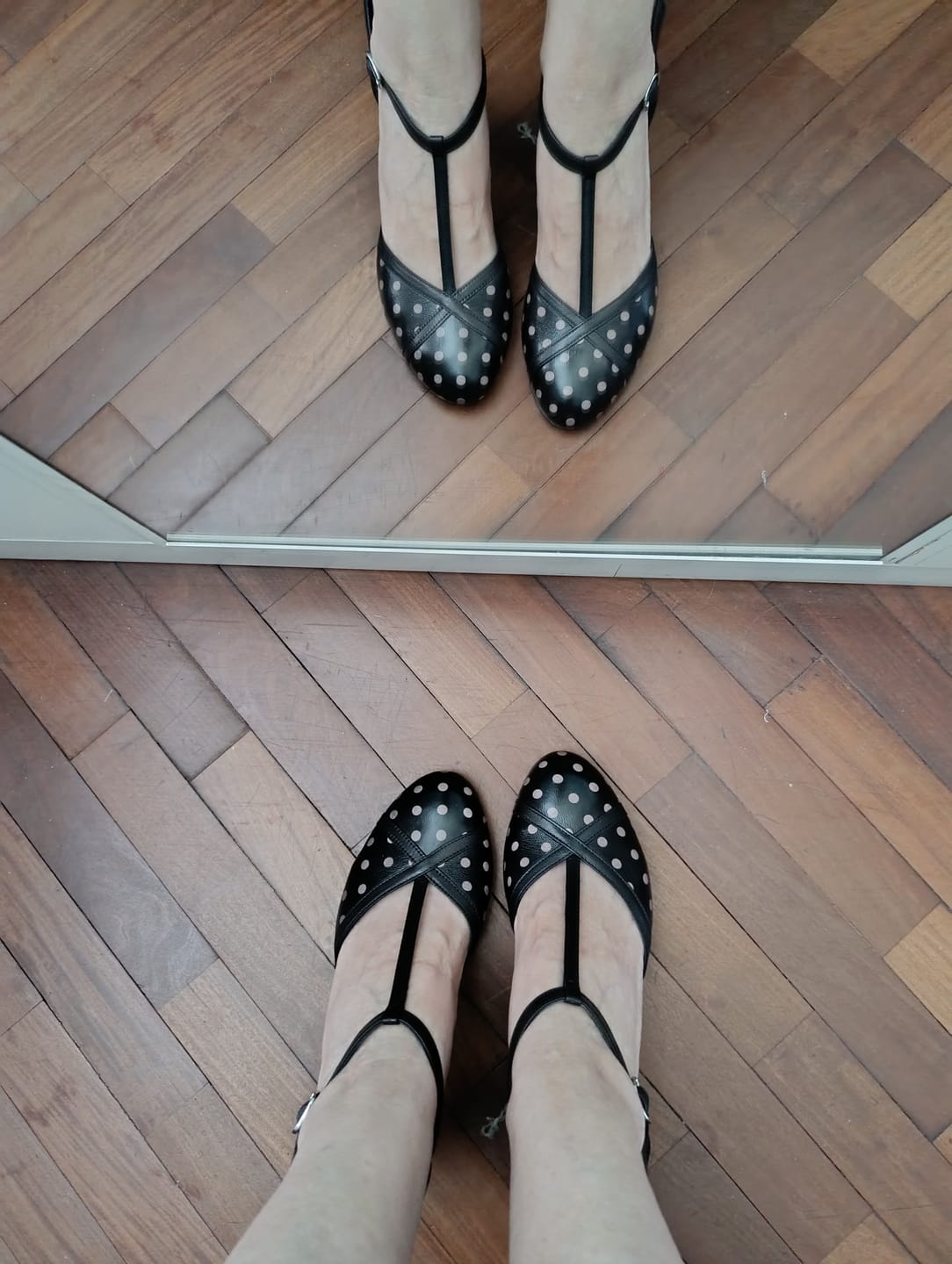 Customer photo review of Bach Pois décolleté t-bar in nappa nera e pois beige tacco 5 artigianale marchigiana