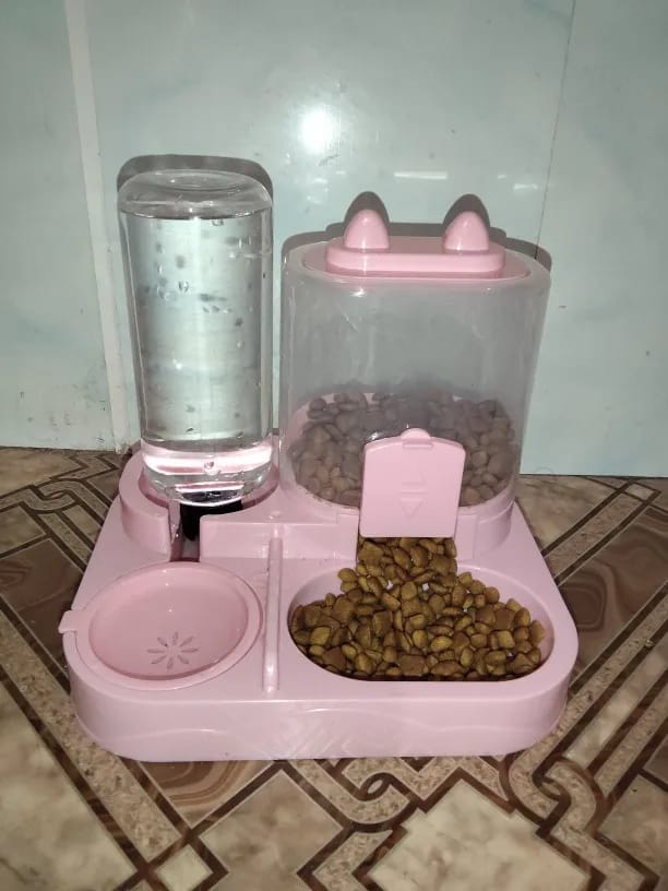 Customer photo review of Dispensador de Agua y Comida para gatos 2 en 1 para Mascotas Grandes