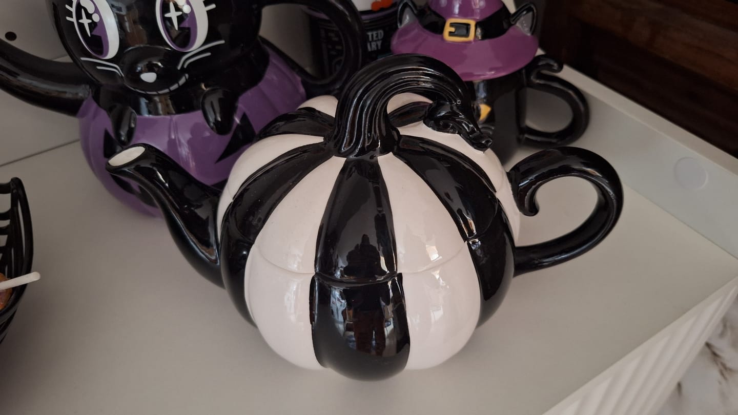 Customer photo review of Gestreifte Kürbis Teekanne – Schwarz-weißes Spooky Design