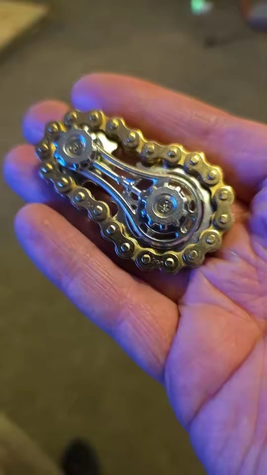 Customer photo review of Fahrradketten Finger Spinner Zappelspielzeug | Leise Fokushilfe Kinder Zahnrad Design
