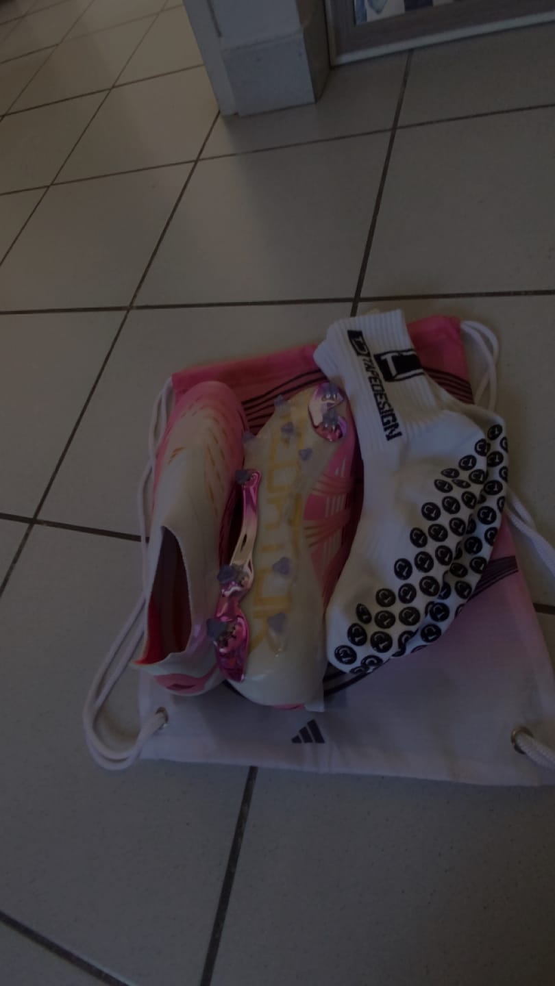 Customer photo review of Adidas Predator Elite Laceless FG - Rose/Blanc/Or