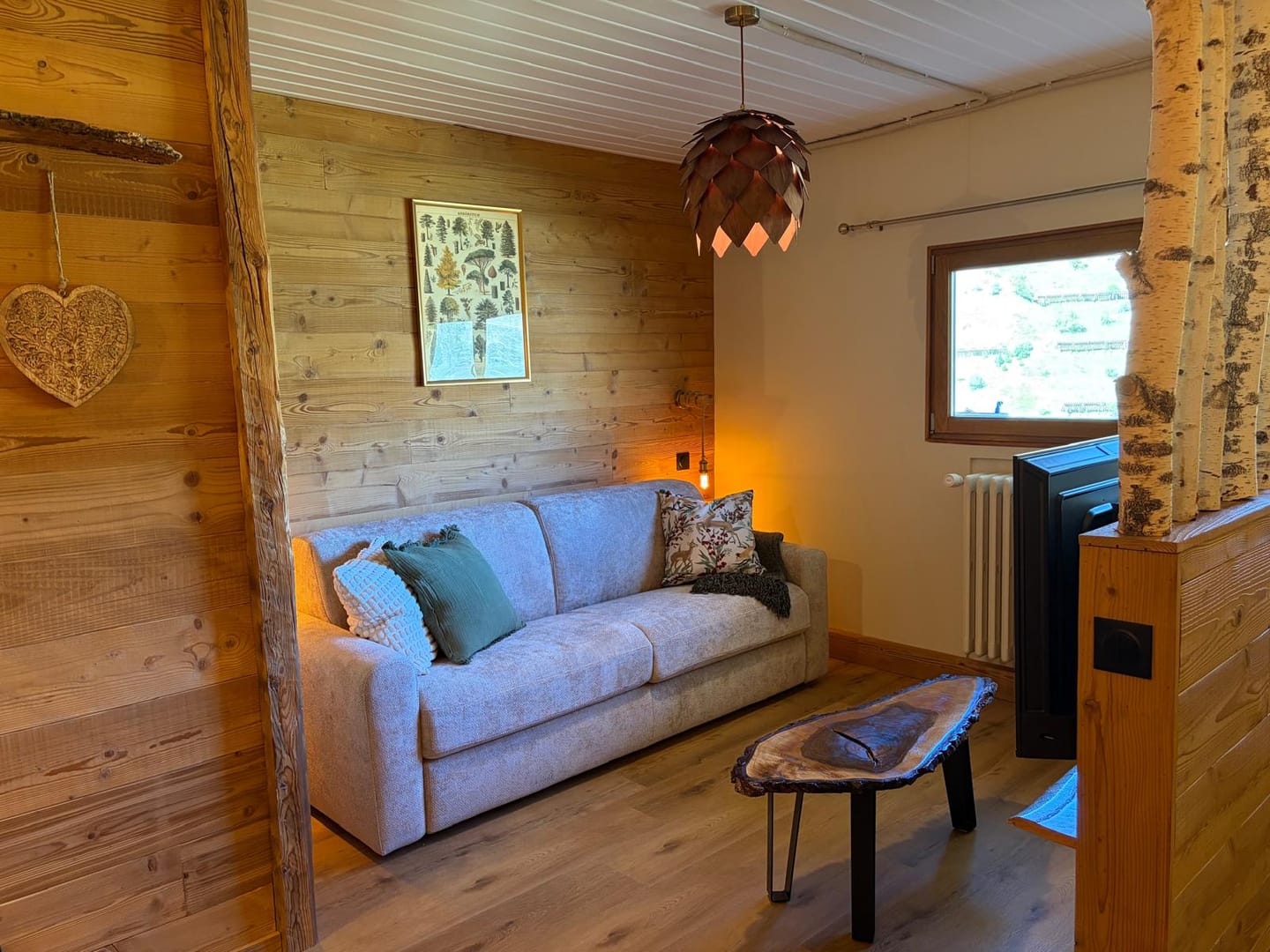 Customer photo review of Suspension bois sculpté en forme de pomme de pin | Chic & naturel