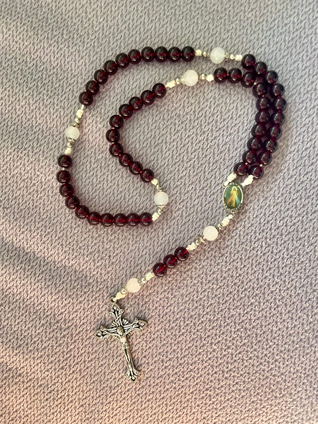Customer photo review of Christianartworkshop Rosenkranz mit Göttlicher Barmherzigkeit und Kruzifix aus 8 mm Granat-Chalcedon – handgefertigte göttliche Perlen