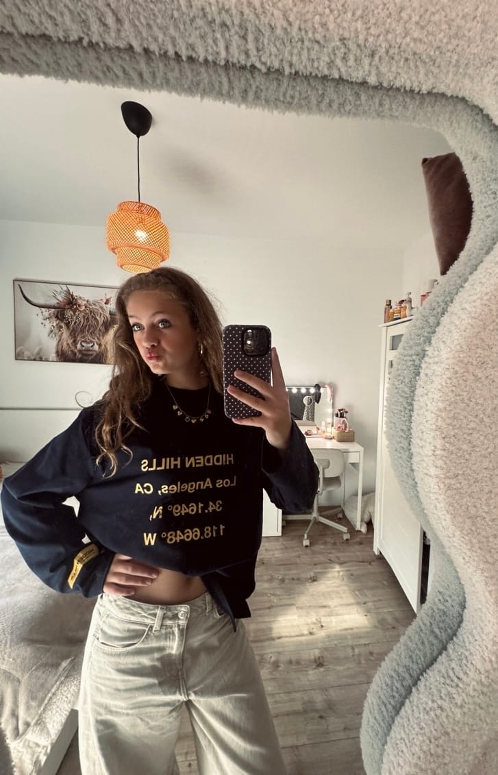 Customer photo review of VINTAGE LOGO LONGSLEEVE T-SHIRT AMBER/NAVY