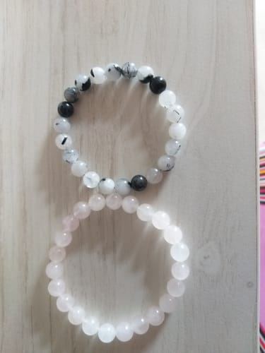 Customer's Bracelet de Quartz Rose 8mm, with light pink quartz beads and a black and white patterned beaded bracelet.