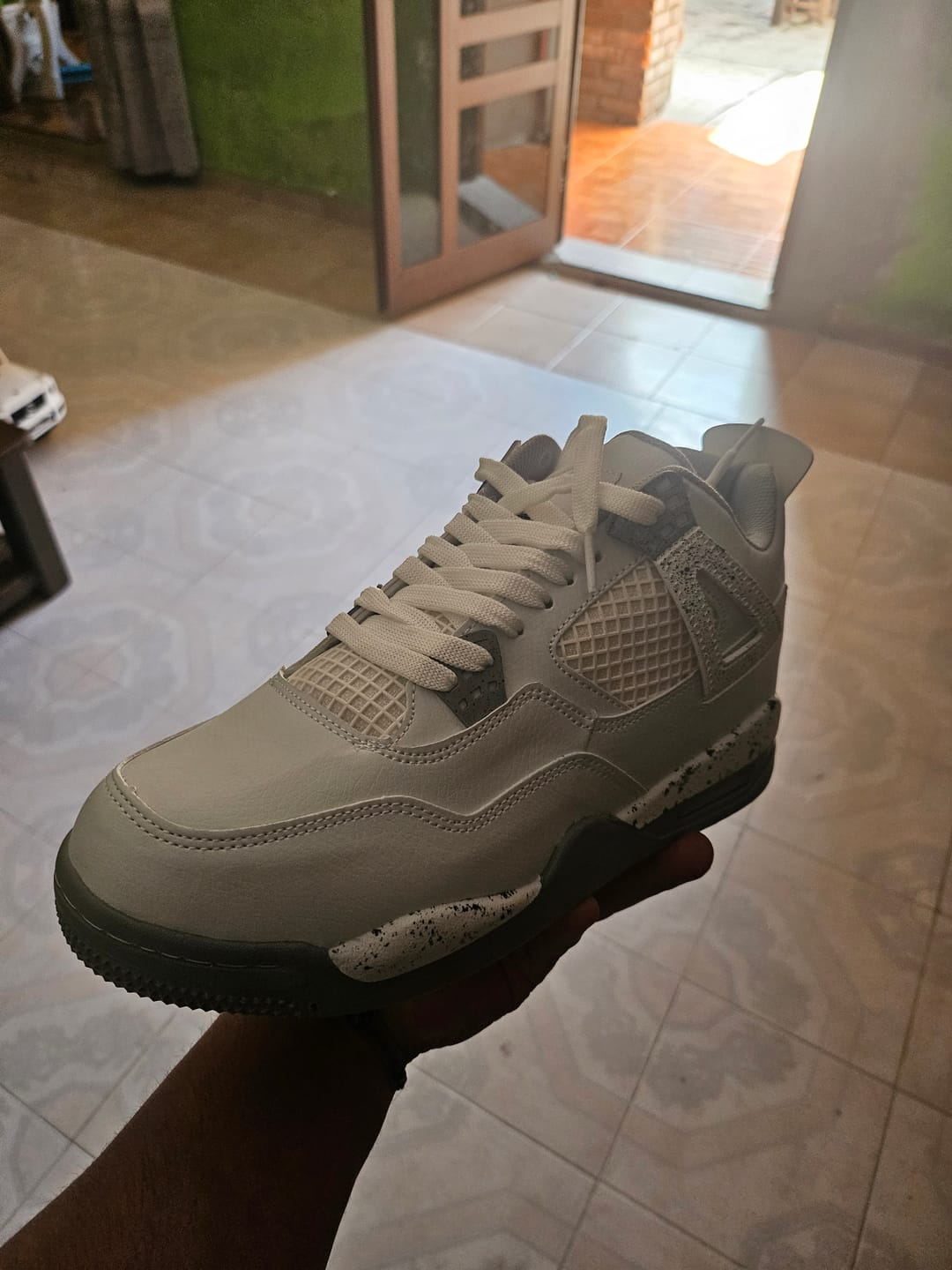 Customer photo review of Tenis Retro 4 Blanco Gris Jaspeado