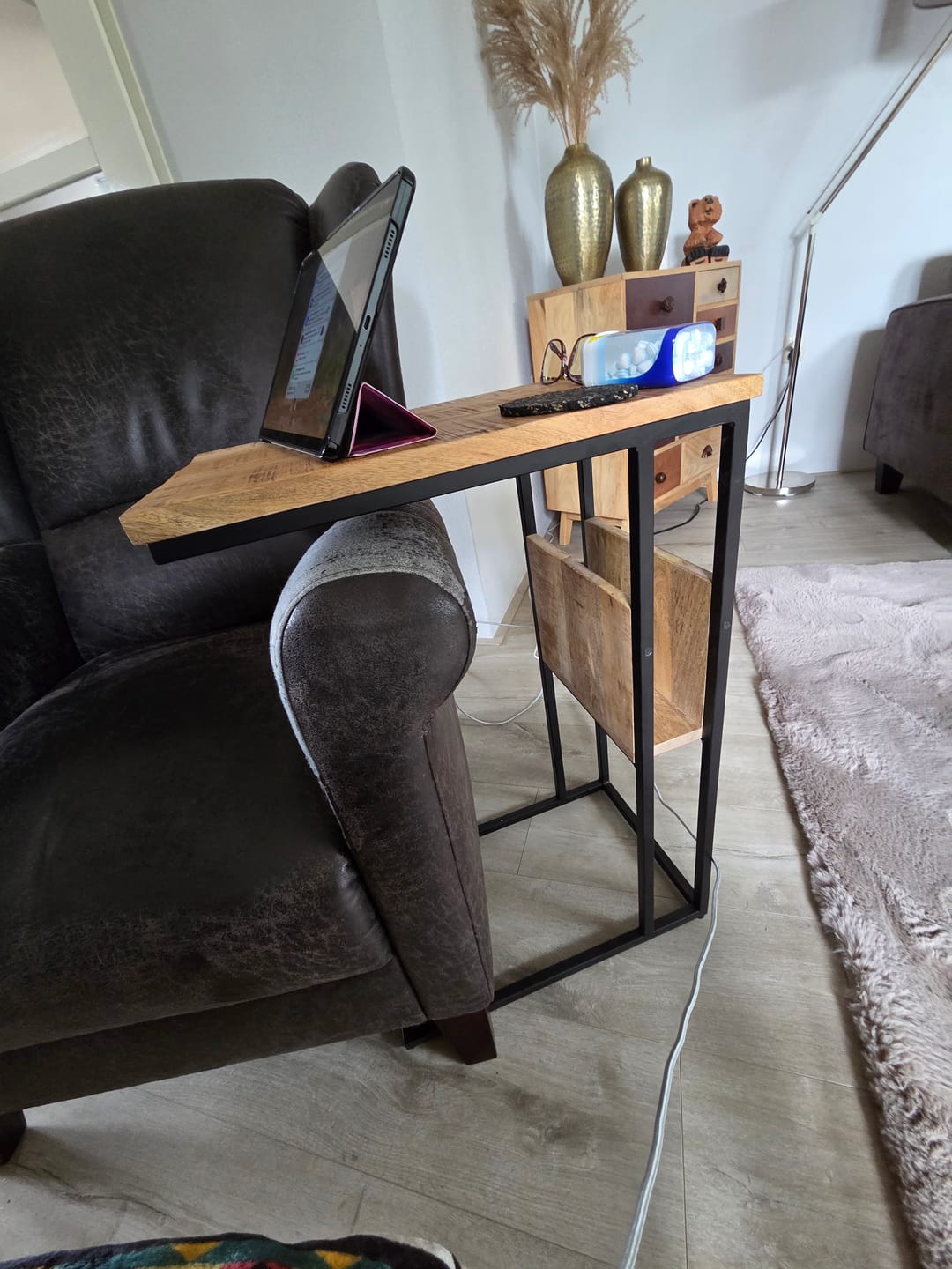 Customer photo review of Bijzettafel Britt voor over de bank | Mangohout en Staal | 45x29x69cm