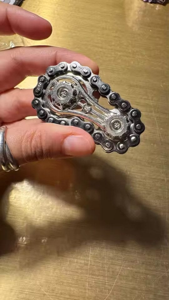 Customer photo review of Fahrradketten Finger Spinner Zappelspielzeug | Leise Fokushilfe Kinder Zahnrad Design