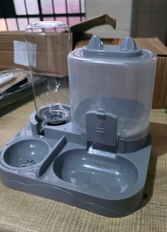 Customer photo review of Dispensador de Agua y Comida para gatos 2 en 1 para Mascotas Grandes