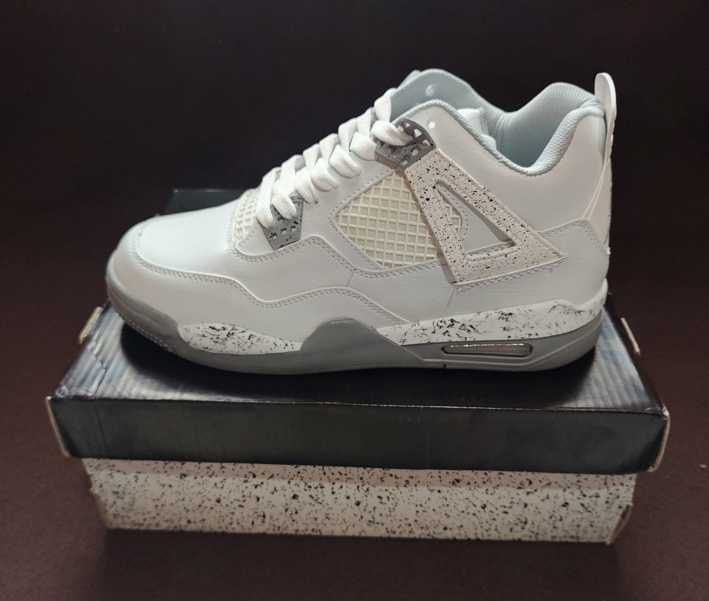 Customer photo review of Tenis Retro 4 Blanco Gris Jaspeado
