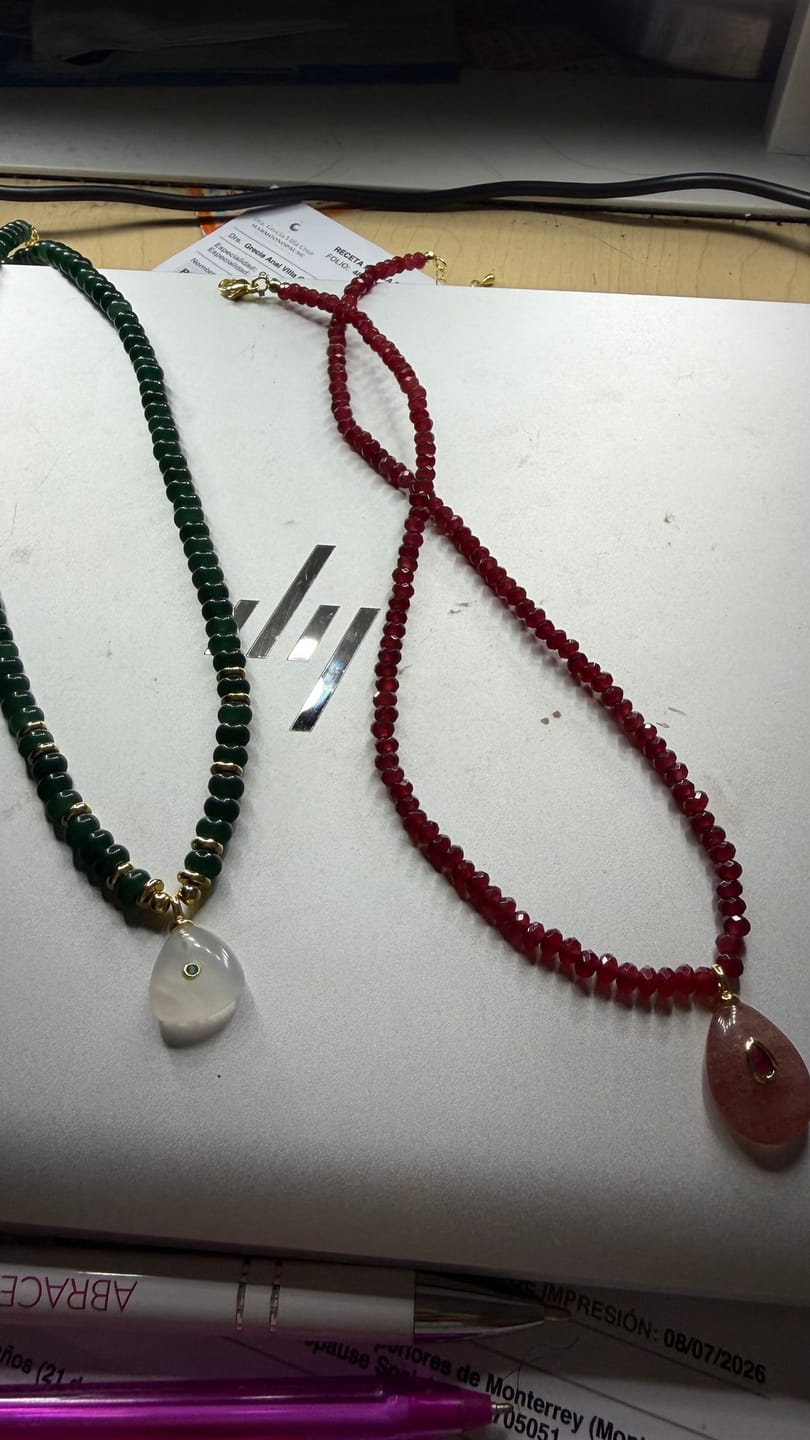 Customer photo review of Collar Piedra Roja Con Dije Ovalado