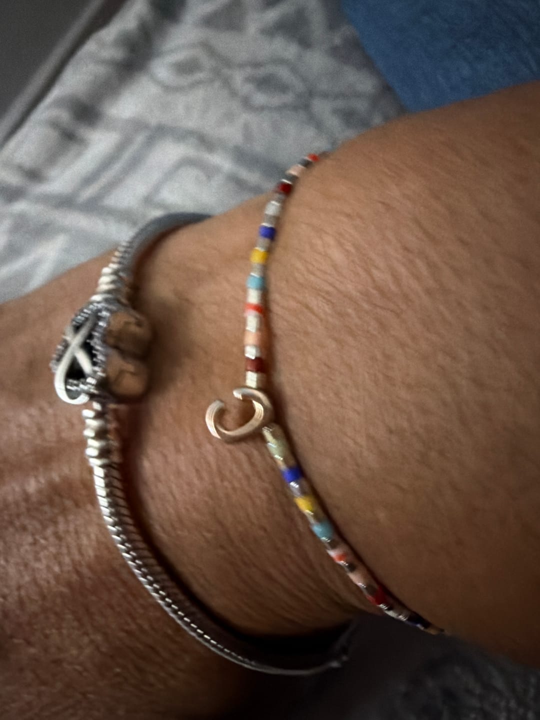 Customer photo review of Pulsera Chaquiras Rainbow Con Inicial