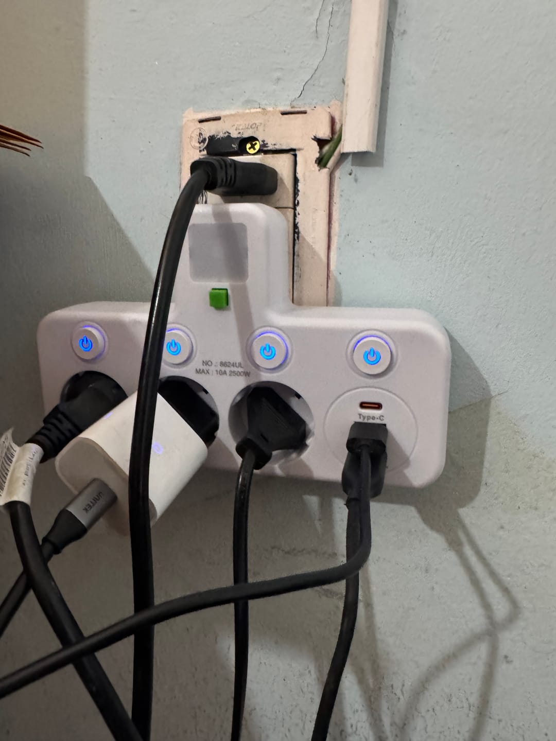 Customer photo review of Adaptador Múltiple Schuko 3 Tomas + USB y Tipo C con Luz LED