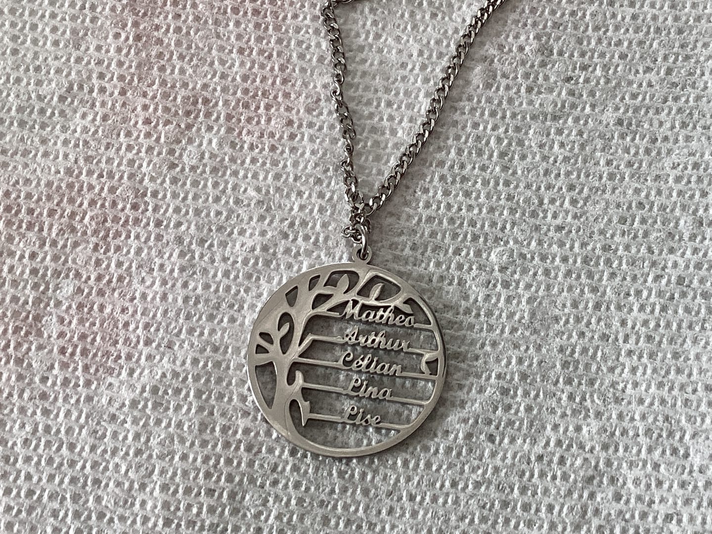 Customer photo review of Collier Arbre de vie avec noms gravés