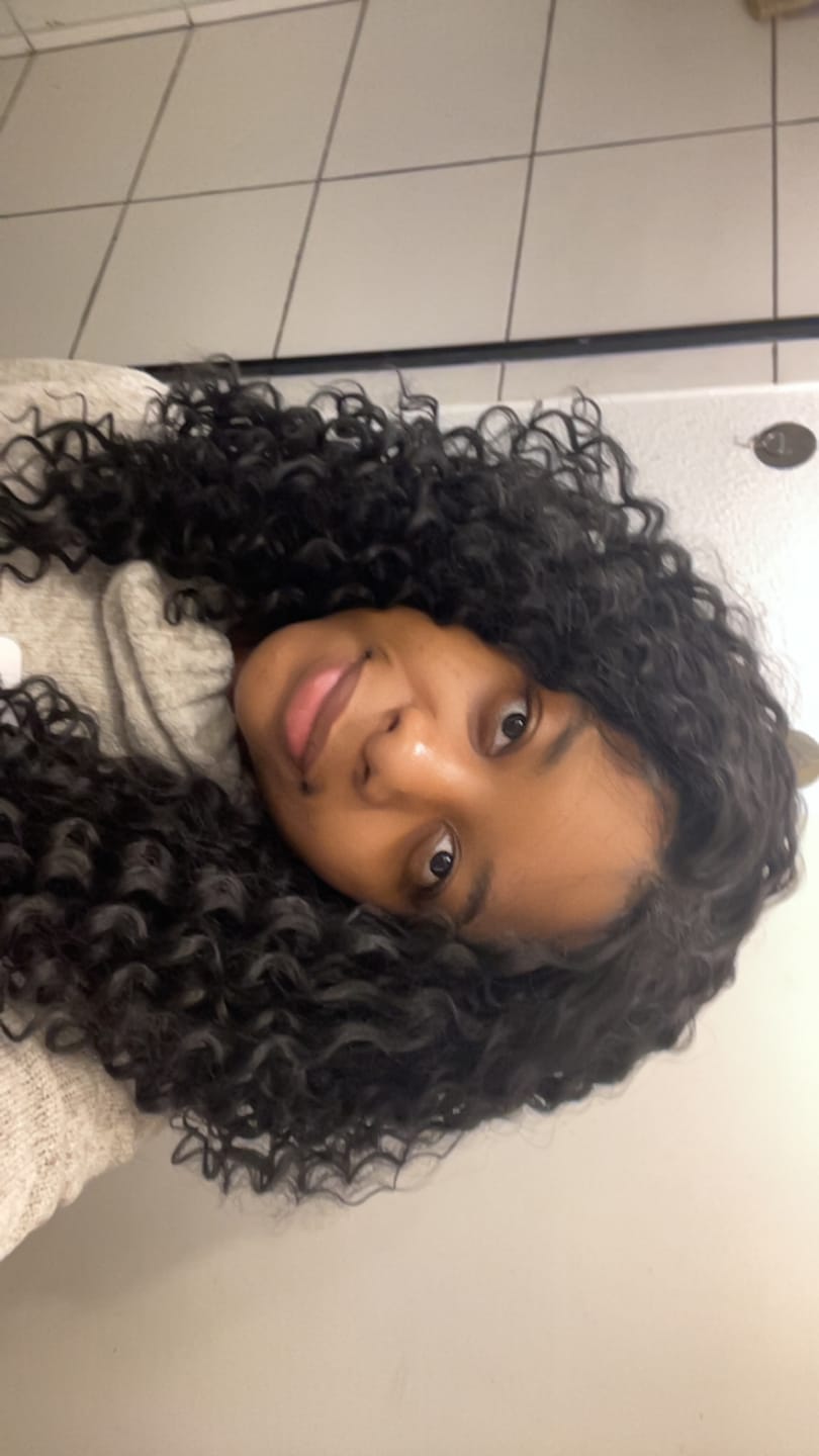 Customer photo review of Lace Front Tela HD Valeria Castanho Escuro Cacheada - Repartição Livre 13x4