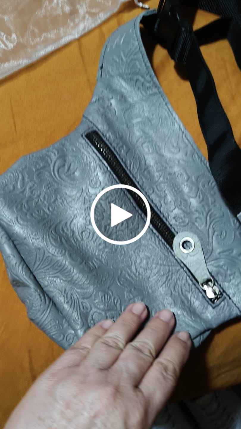 Customer video review of (-20%) Riñonera Mini "Relief Gris Contrast" · Piel · Cuero · Pieza Exclusiva Núm. 16657