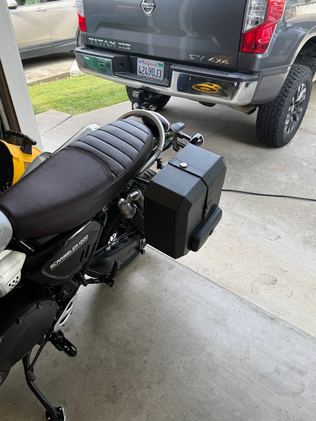 Customer photo review of 15L - Outlaw Quick Mount Medium Triumph Scrambler 1200 Hard Solo Saddlebag (Left Only)