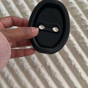 Customer photo review of Installazione Facile Copertura Serratura Porta Auto Autoadesiva