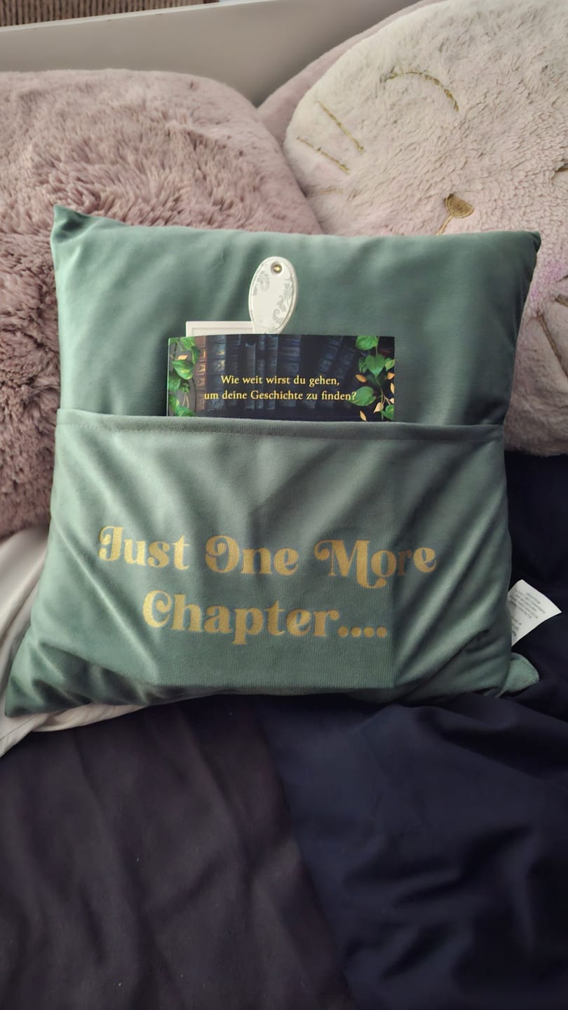 Customer photo review of Kissen mit Buchtasche – Just One More Chapter