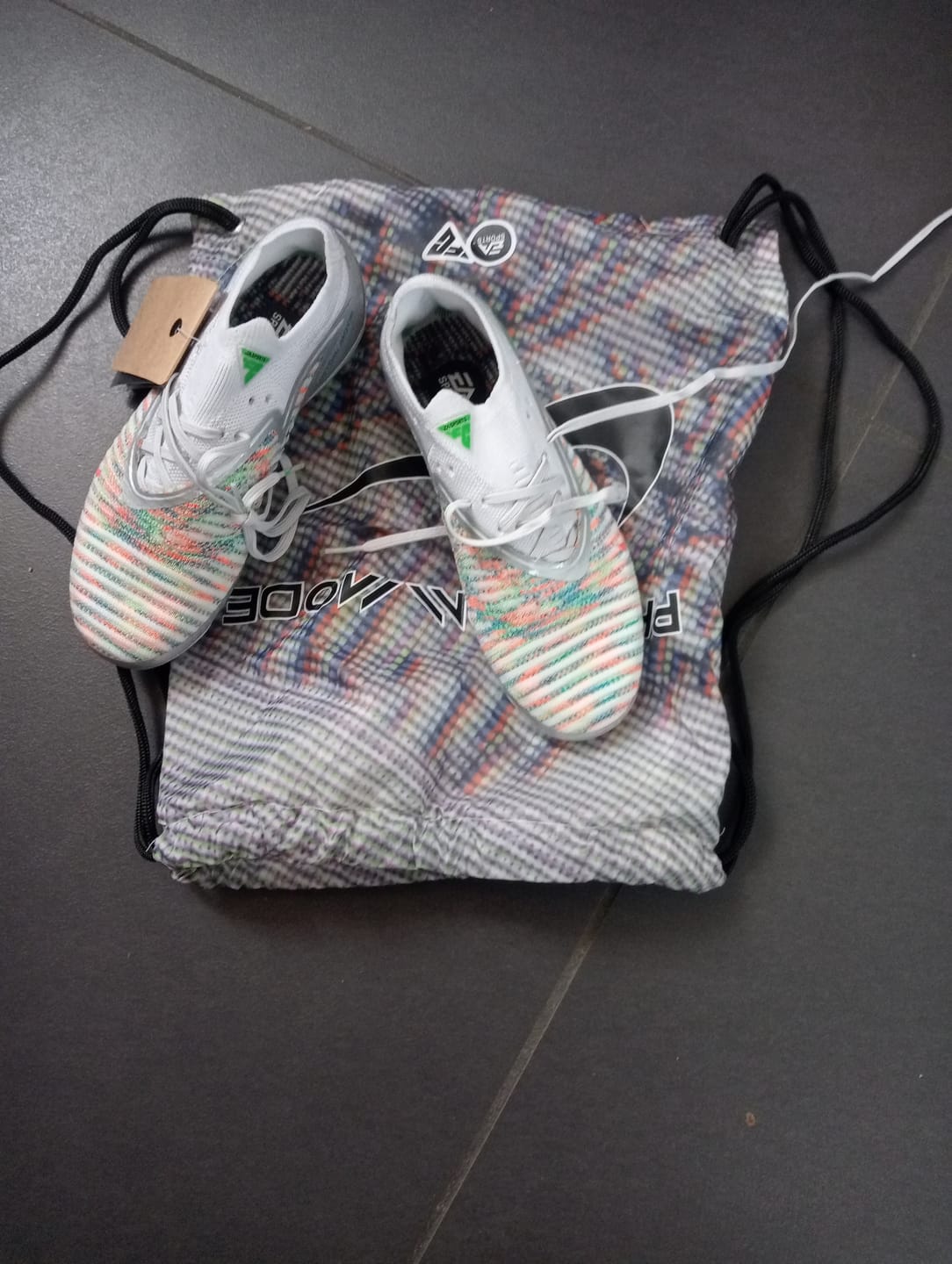 Customer photo review of Phantom 6 x EA Sports Low FG Shadow -Gris/Multicolor