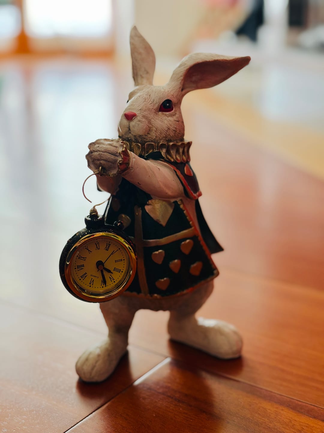 Customer photo review of Bianconiglio con Orologio in Resina Bianco e Verde H. 24 cm