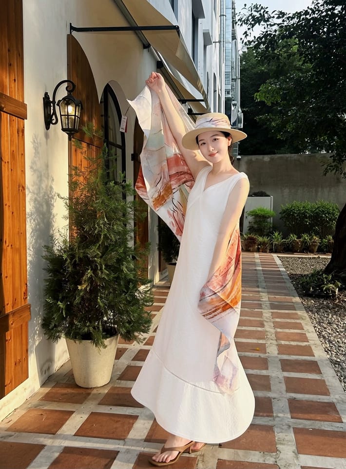 Customer photo review of Dunhuang Five Elements Printed Mulberry Silk Shawl / Scarf
