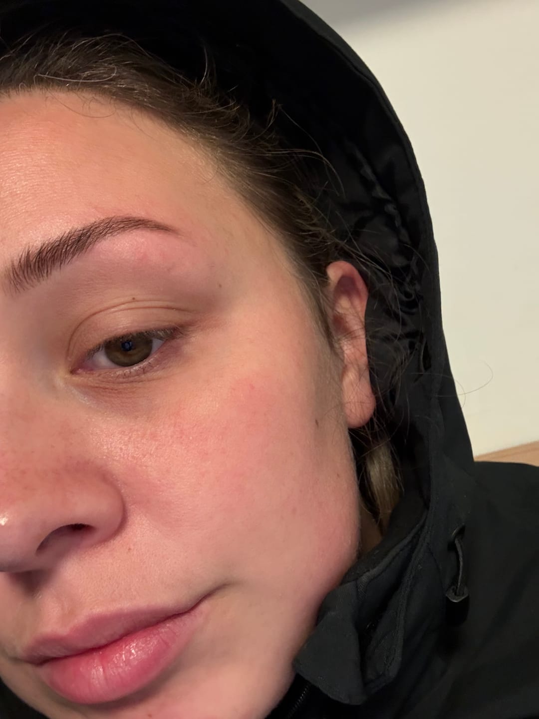 Opinión con foto de un cliente sobre «Almond - Tinte híbrido para cejas - 15 ml»
