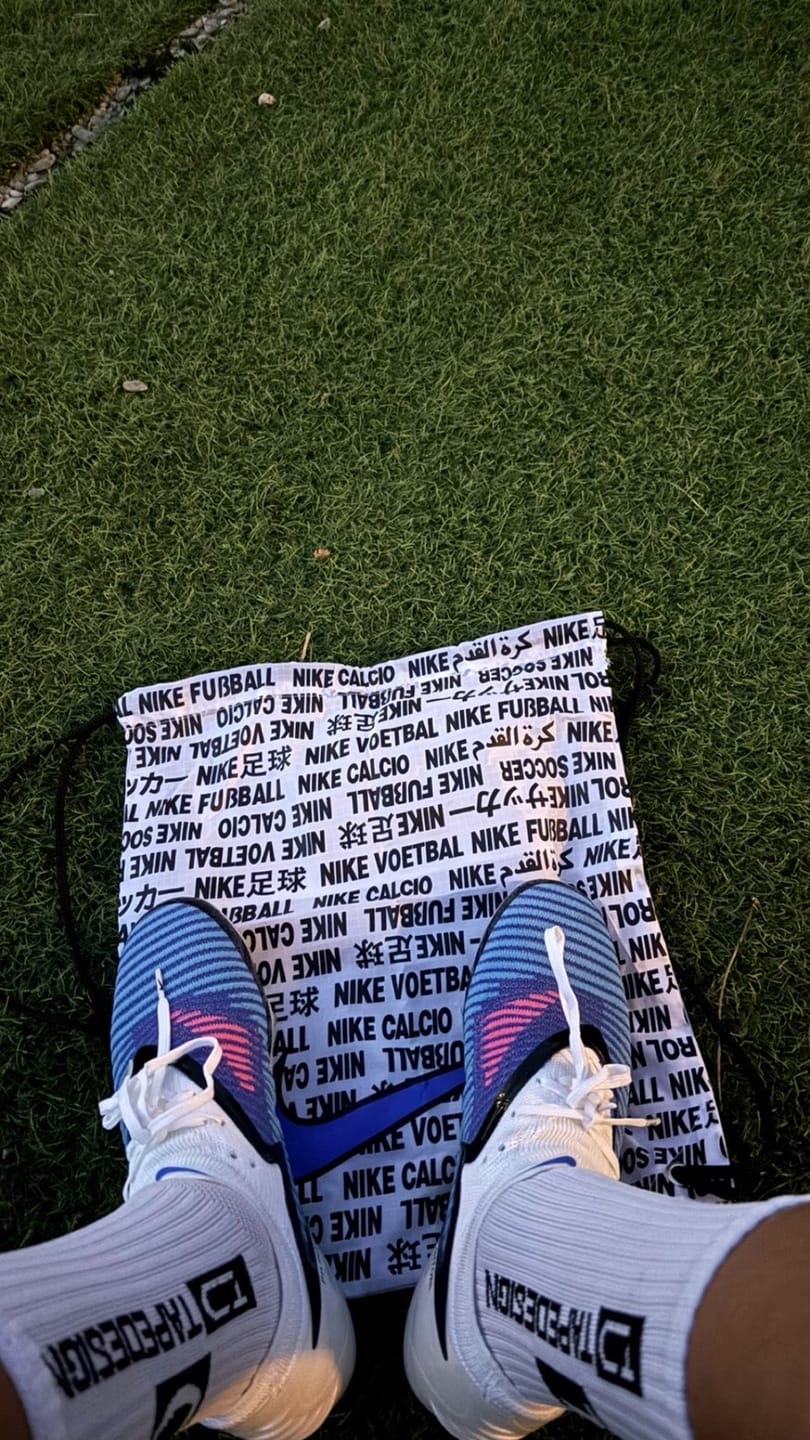 Customer photo review of Nike Phantom 6 Elite Low Cut FG Attack Pack - Bleu/Blanc/Noir/Rose