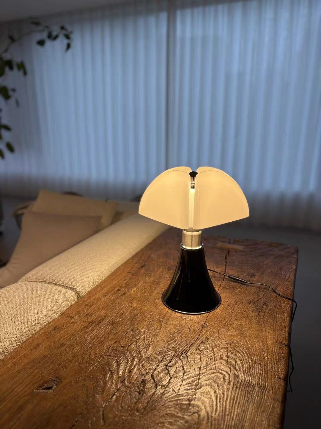 Customer photo review of Retro Bat Wing Petal Table Lamp