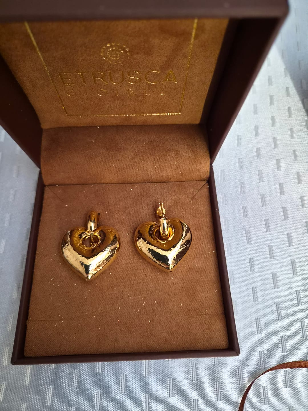 Customer photo review of Orecchini a Cerchio con Pendente Cuore Martellato