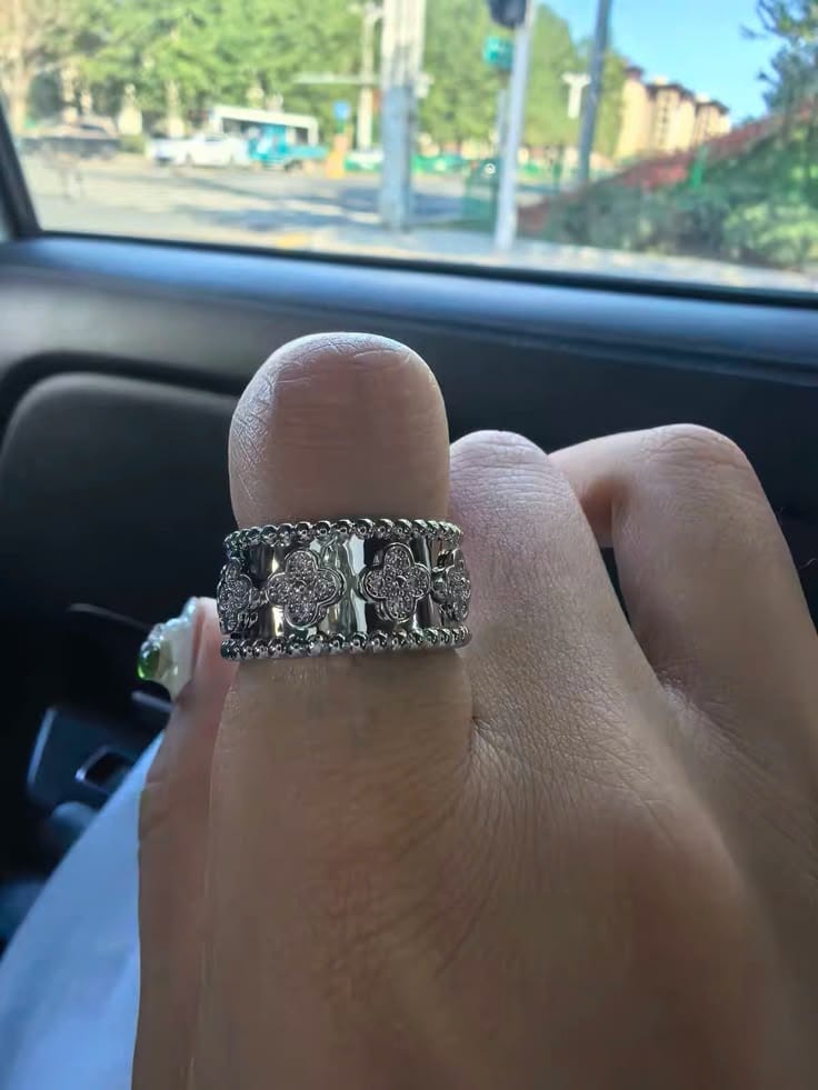 Customer photo review of Medium Perlée Clover Diamonds Band Ring