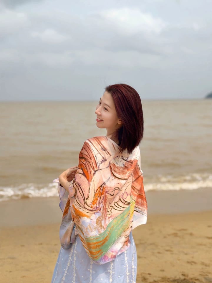 Customer photo review of Dunhuang Five Elements Printed Mulberry Silk Shawl / Scarf