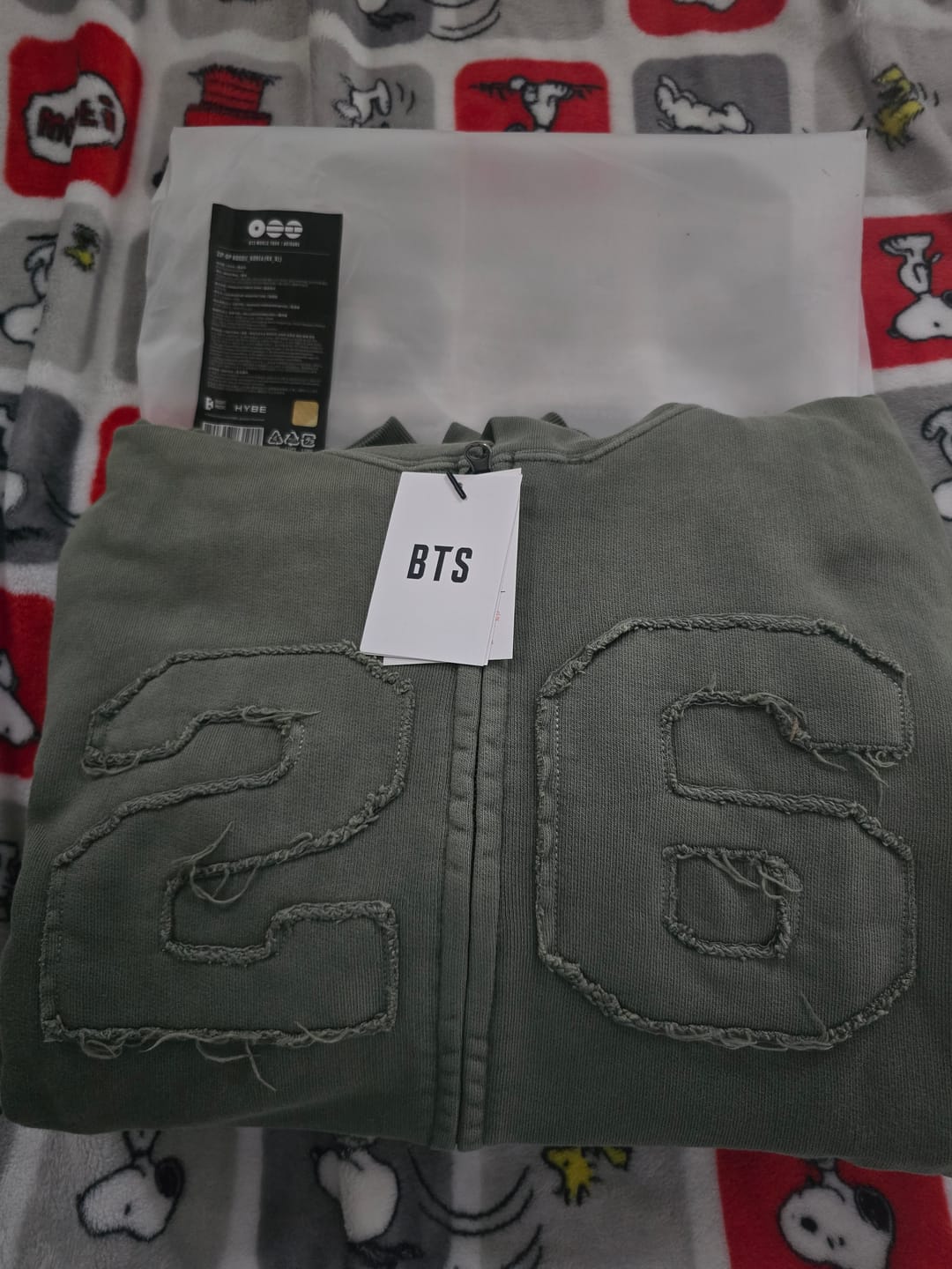Customer photo review of BTS - ARIRANG WORLD TOUR OFFICIAL COMMEMORATIVE MD ZIP UP HOODIE KOREA