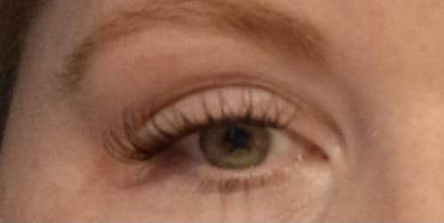 Kundenfoto zeigt das Auge mit applizierten THE VANILLA GIRL Wimpernextensions, die einen natürlichen Look verleihen.