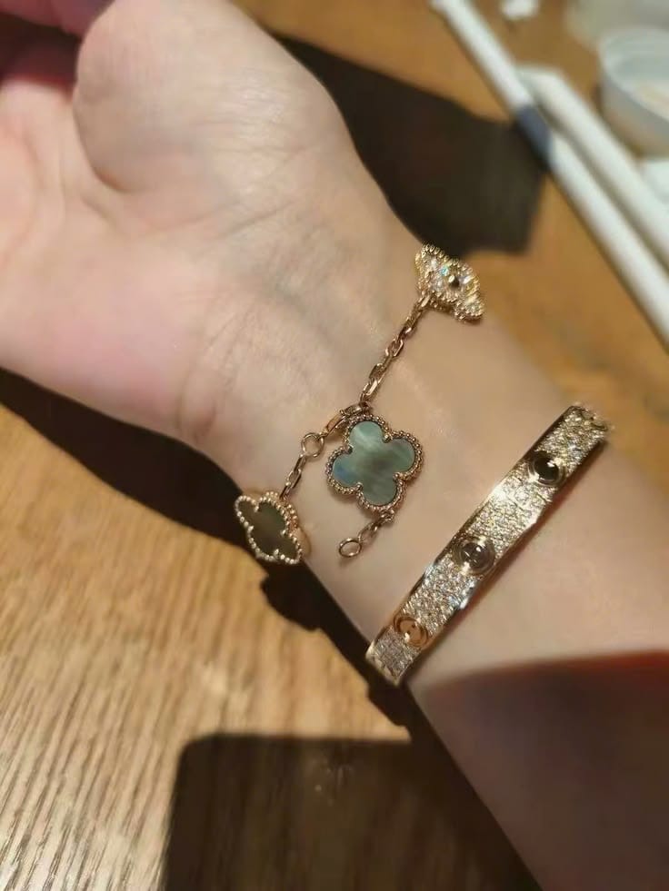 Customer photo review of Vintage Alhambra Black Pearl And Pavé Clover 5 Motifs Bracelet