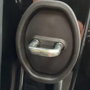 Customer photo review of Installazione Facile Copertura Serratura Porta Auto Autoadesiva