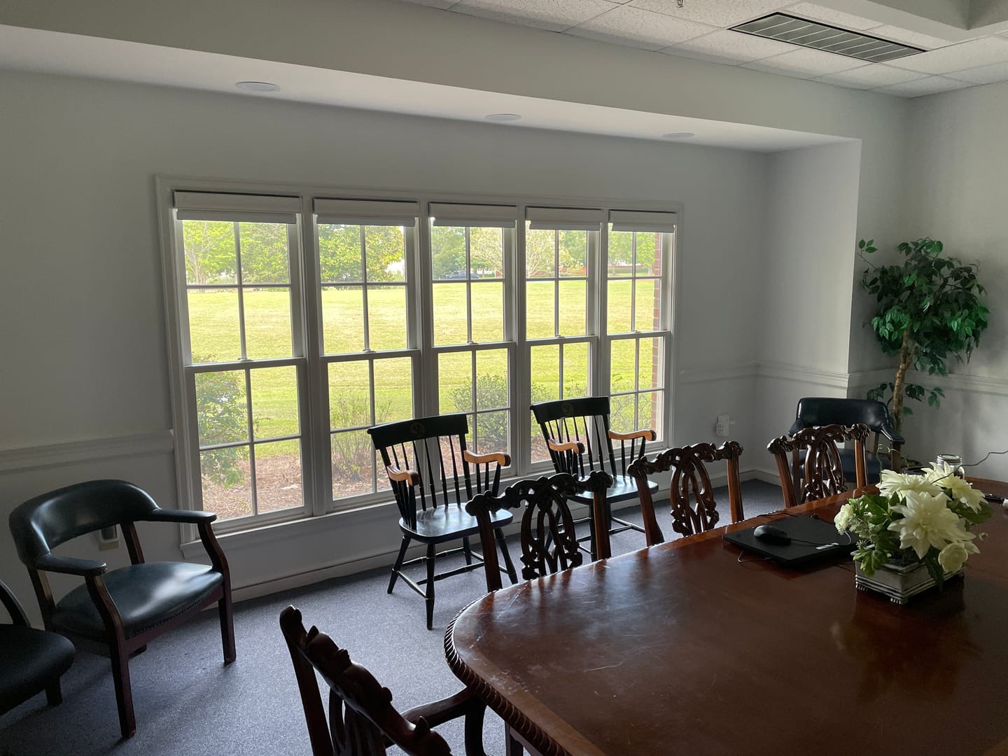 Customer photo review of SmartWings Motorized Roller Shades 100% Blackout Linen