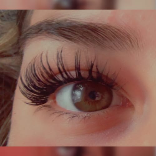 Kundenfoto von The Main Character Wimpernextensions, die natürlich lange und spiky Wimpern an einem Auge zeigen.