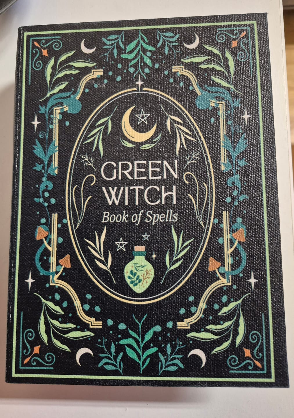 Customer photo review of Green Witch Buchbox – buchförmige Aufbewahrungsbox im Grimoire-Look