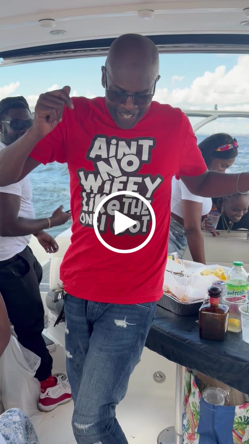 Customer video review of Ain't No Hubby Like The One I Got | Deluxe Tee