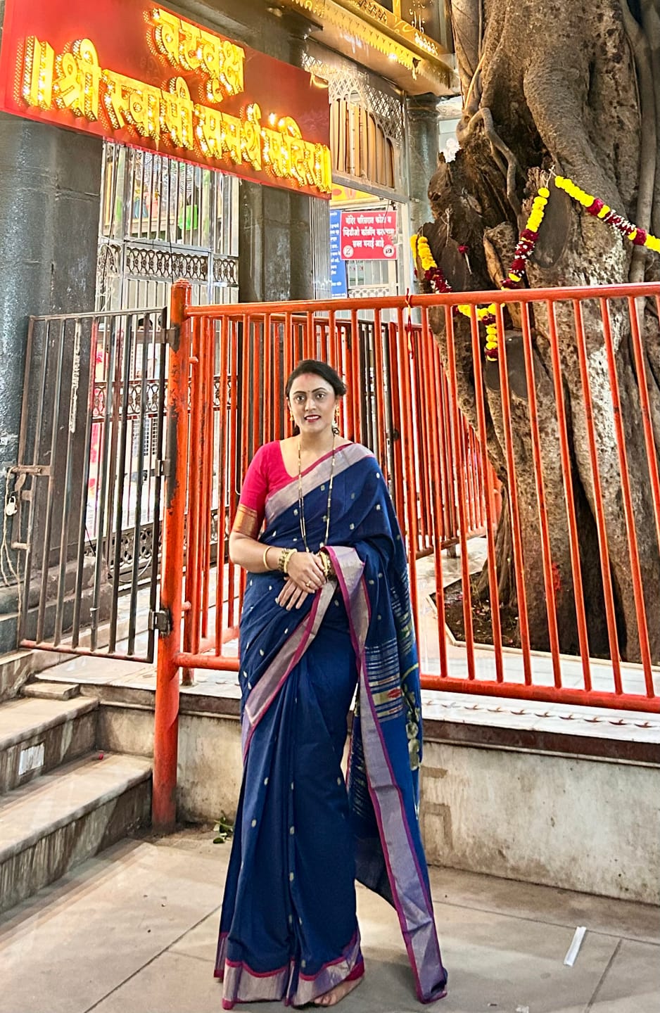 Customer photo review of Durva Premium ~ Handloom Brocade Pure Soft Silk Saree in Dual Tone Blue Green (Limited Edition)