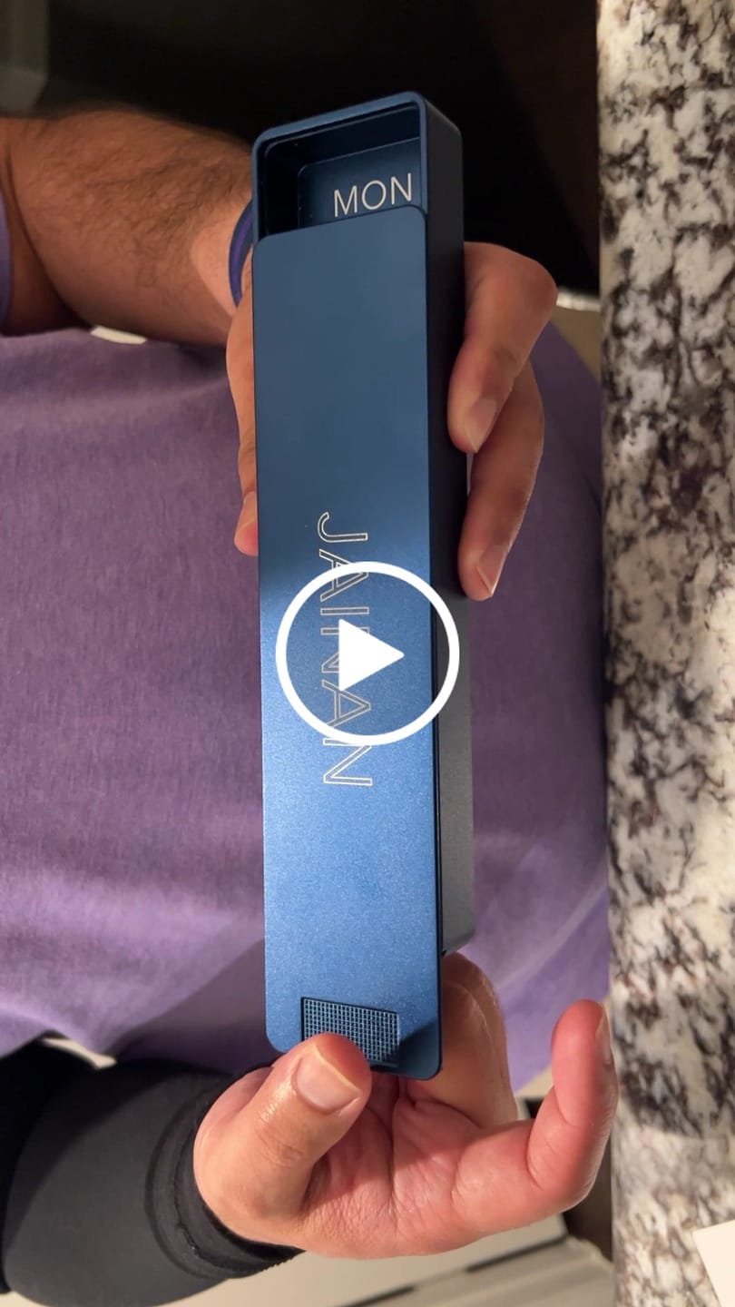 Customer video review of Weekly Case