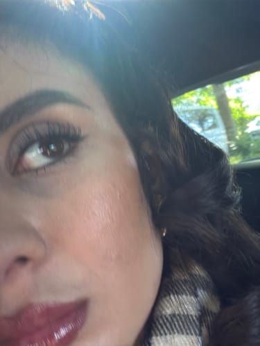 Kundenfoto zeigt den natürlichen Cat-Eye-Look der The Ocean Eye Wimpern am Auge einer Person.
