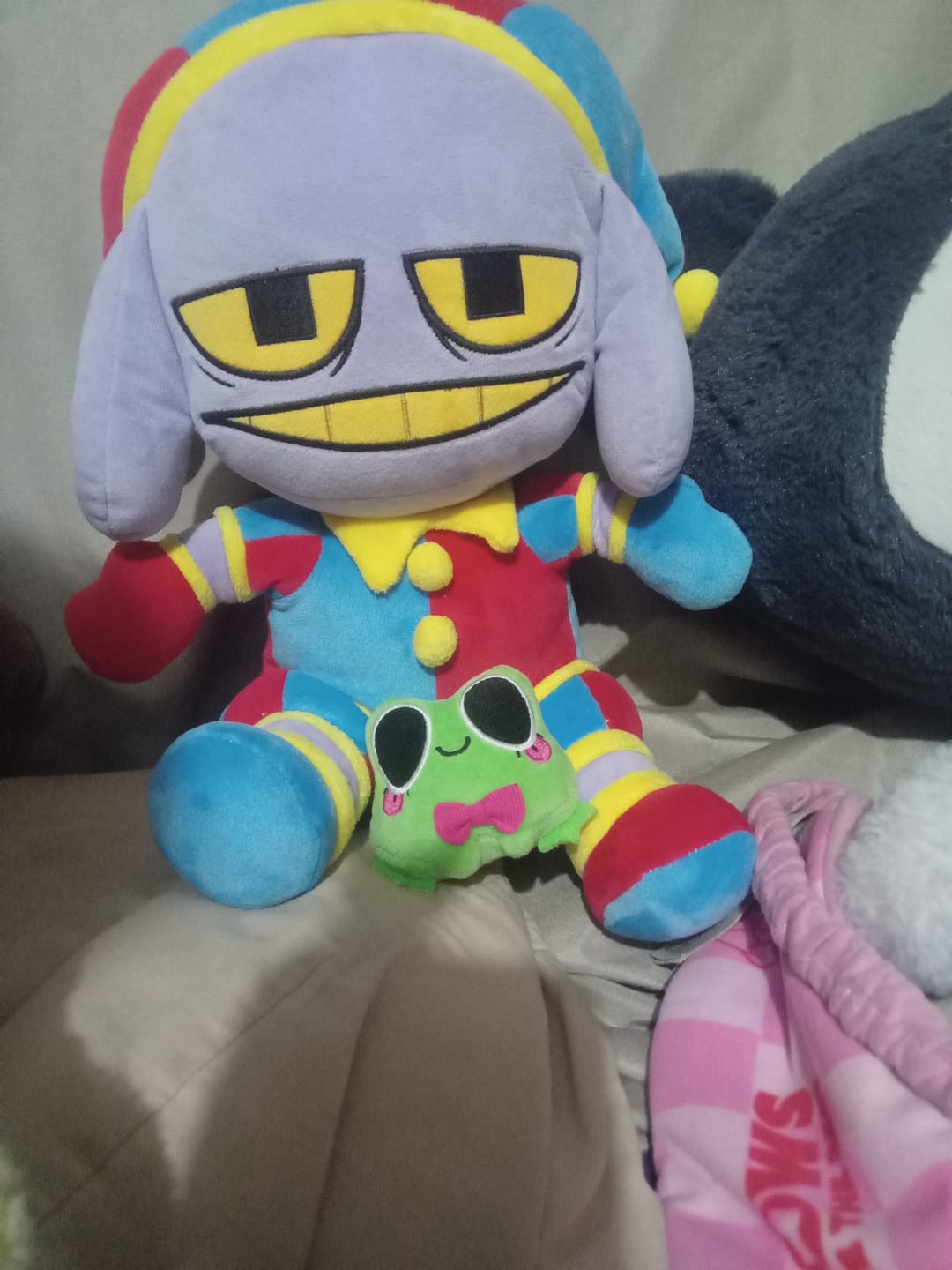 Customer photo review of Pomni-Suit Jax Plush