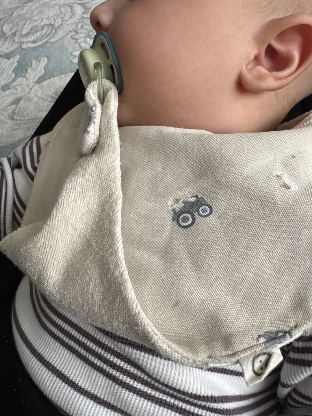 Customer photo review of Organik Pamuk Sıvı Geçirmez Büyük Pamuk Desenli Emzik Tutuculu Önlük