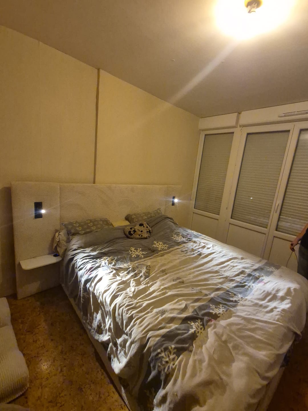 Customer photo review of Lit Élysée – CosyPet Edition : tête de lit XXL, coffre, lumières, USB & tables de chevet incluses