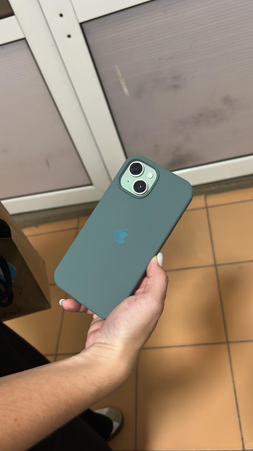 Customer photo review of Husa Silicon pentru iPhone 15, Pine Green
